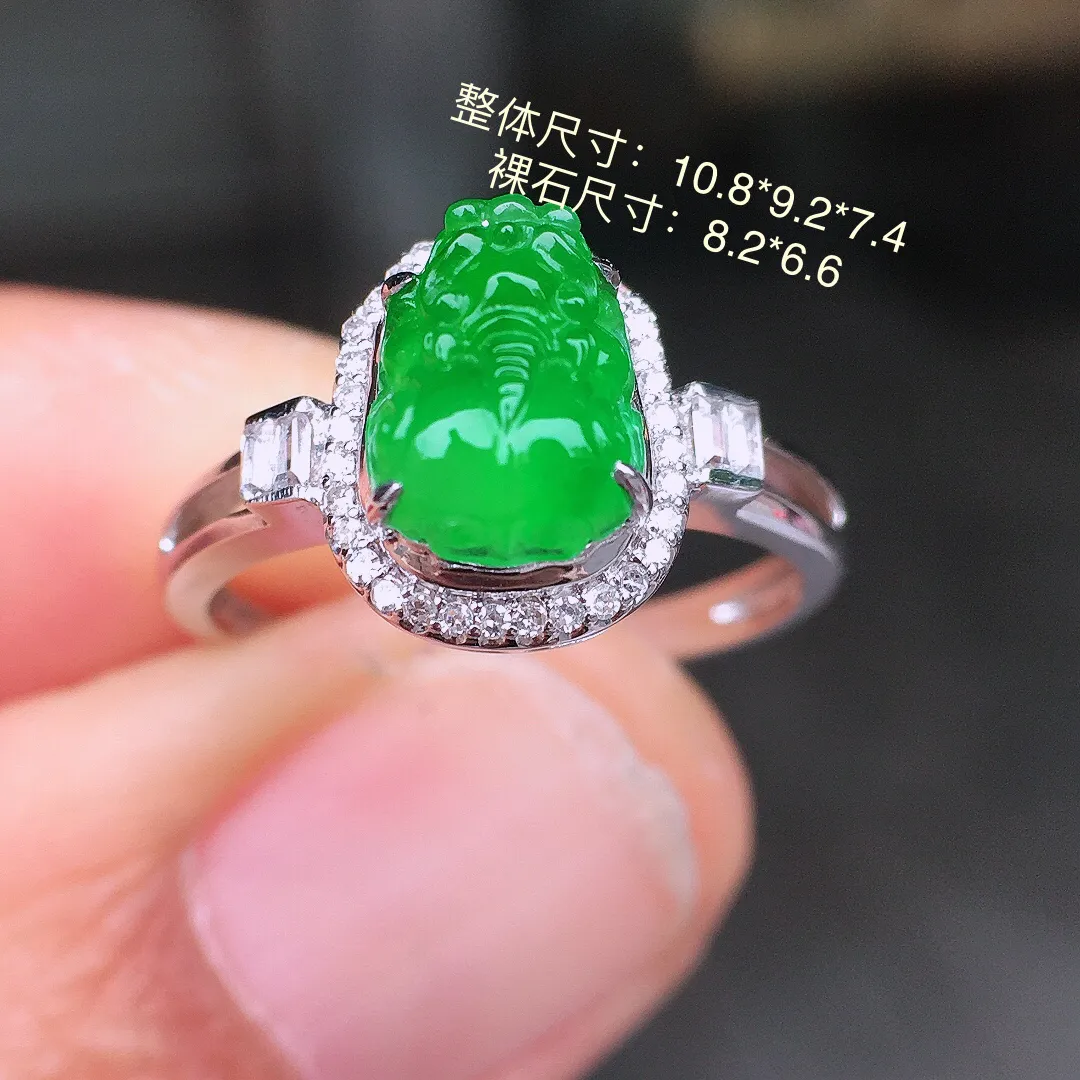 阳绿貔貅戒指，色泽均匀艳丽，玉质细腻，荧光感超
强，饱满圆润，尽显优雅气质，18k
金豪华镶嵌