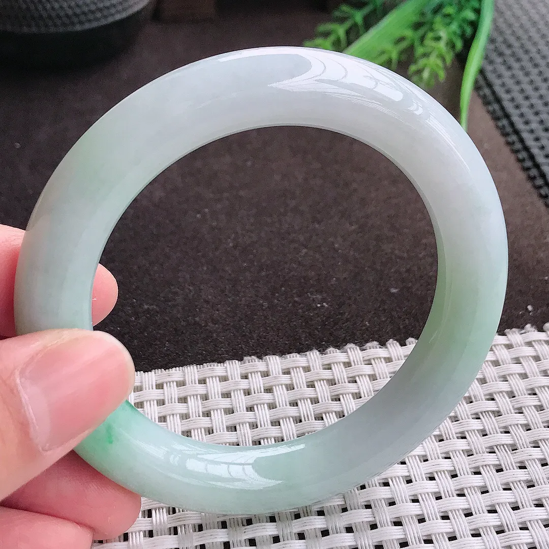 实拍A货翡翠56/11老坑冰润飘绿圆条手镯翡翠玉镯