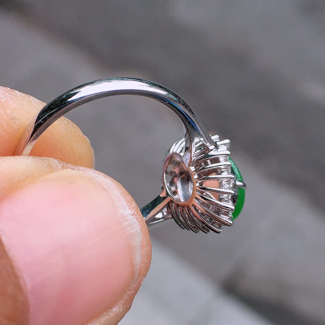 阳绿蛋面戒指，色泽均匀艳丽，玉质细腻，荧光感超
强，饱满圆润，尽显优雅气质，18k
金豪华镶嵌