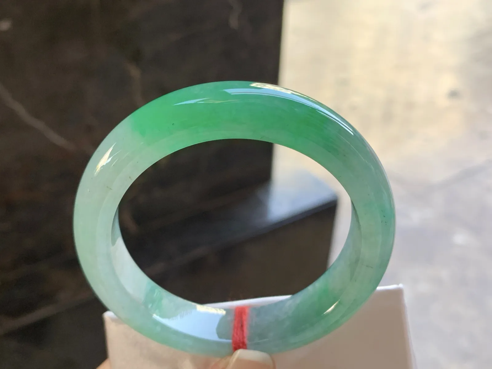 54-13.3-8.7

绿色手镯^_^颜色鲜艳 玉质温润 起光