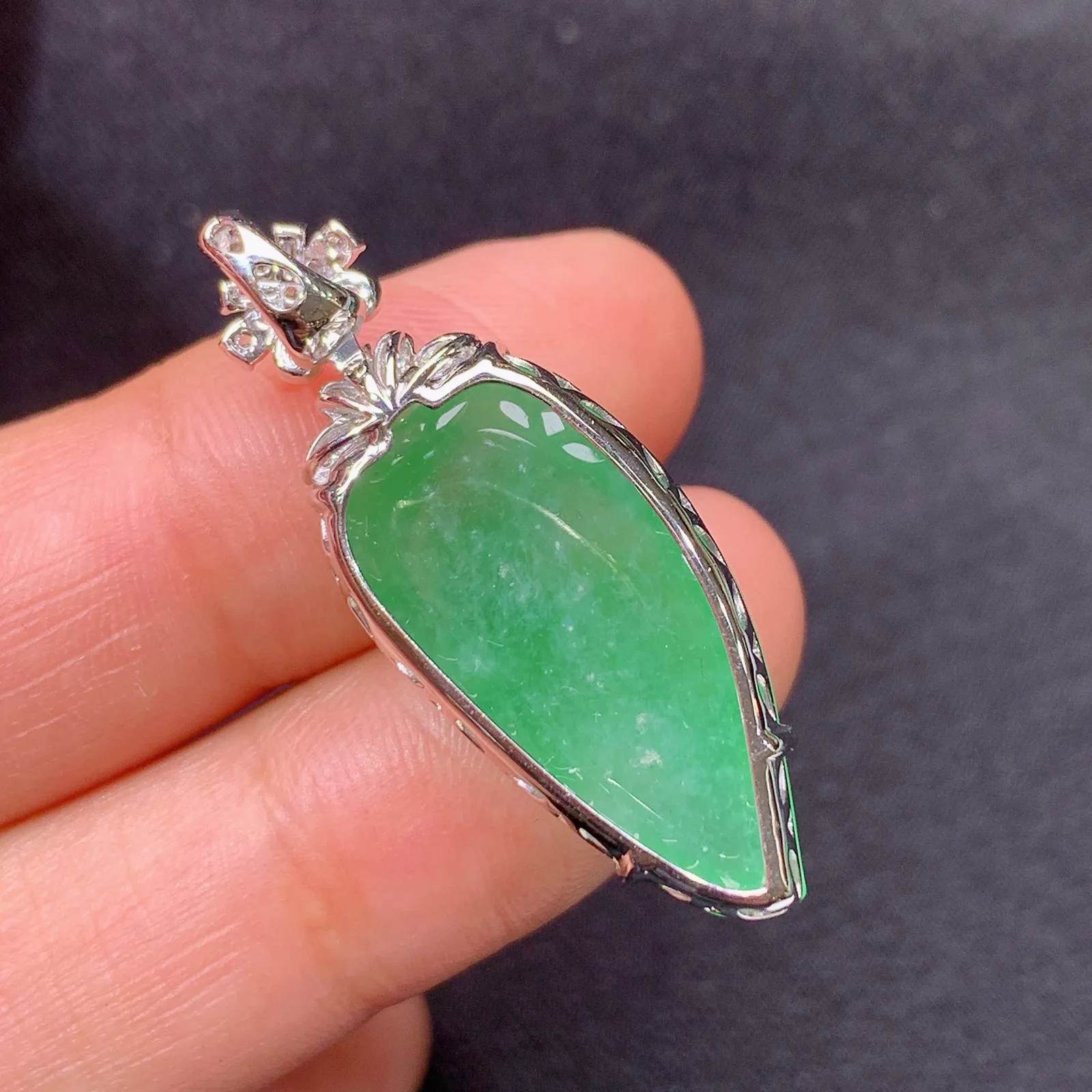 阳绿福瓜吊坠，18k金镶嵌，色泽鲜阳，冰润细腻，种水足，Jj 尺寸34.2*12.5*8.3