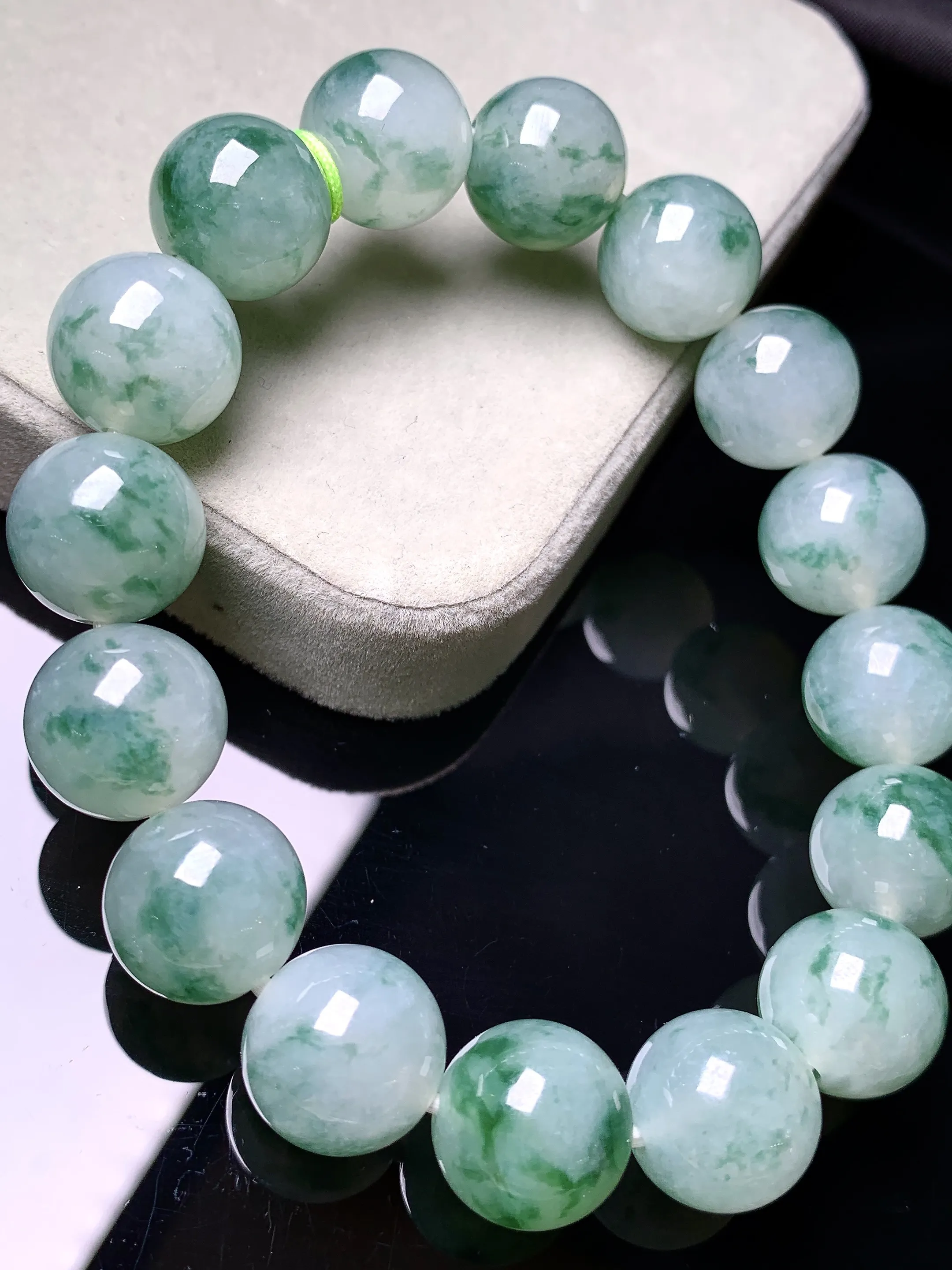 飘花圆珠手链 玉质细腻 色泽清新艳丽 整体尺寸12.8