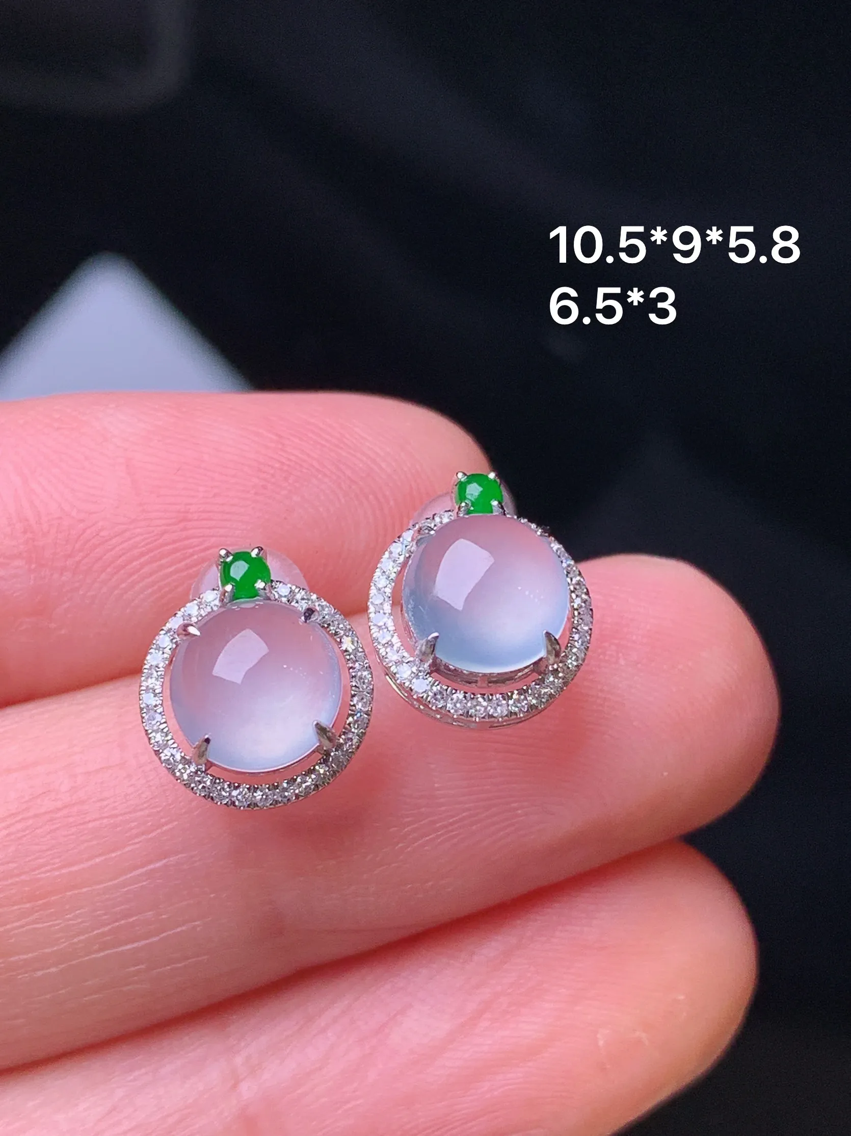 18k金钻镶嵌冰种蛋面耳钉 玉质细腻 色泽艳丽清新 整体尺寸 10.5*9*5.8