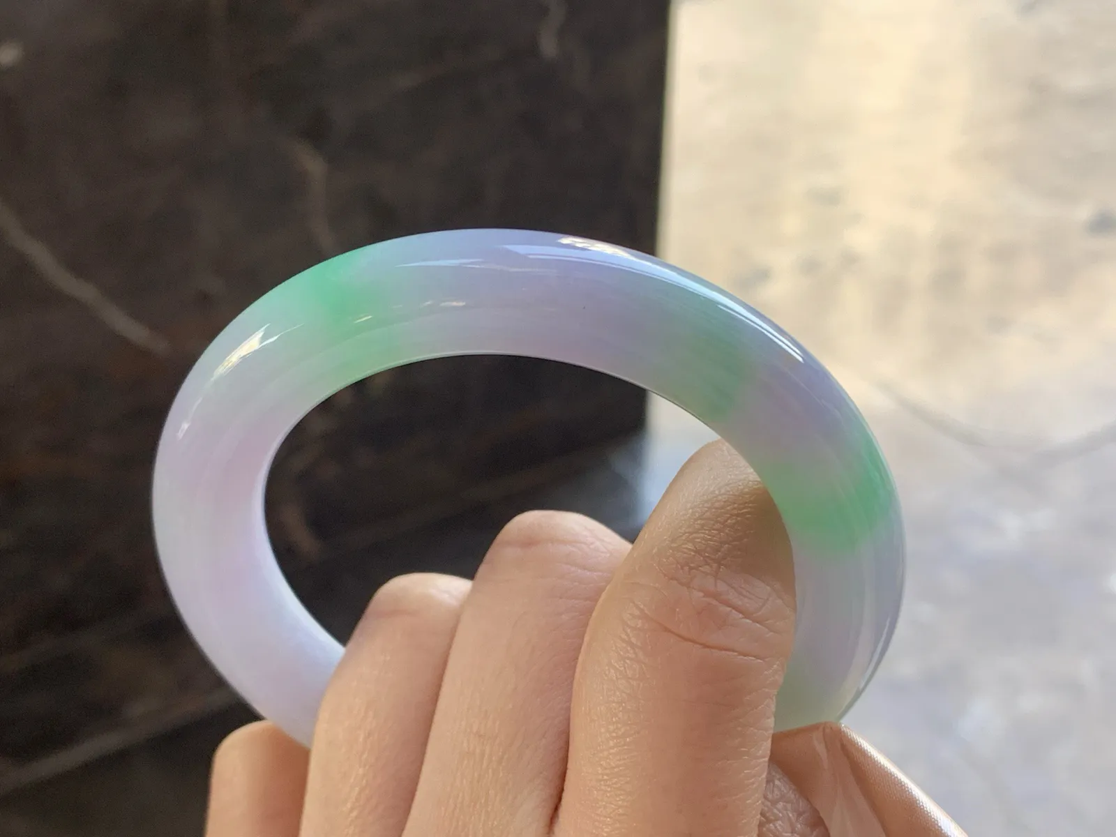 56-11.4

春带彩圆条手镯^_^鲜艳 玉质温润