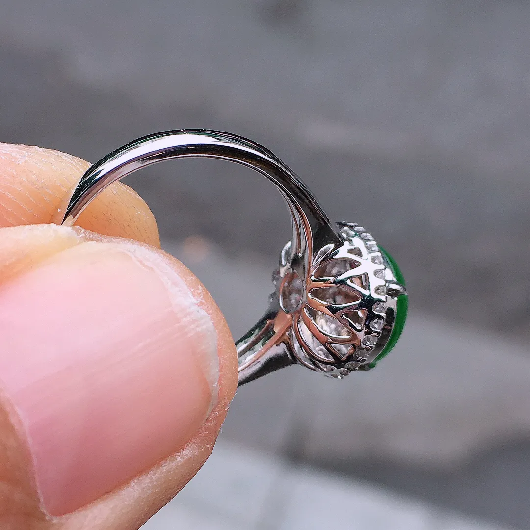 阳绿蛋面戒指，色泽均匀艳丽，玉质细腻，荧光感超
强，饱满圆润，尽显优雅气质，18k
金豪华镶嵌