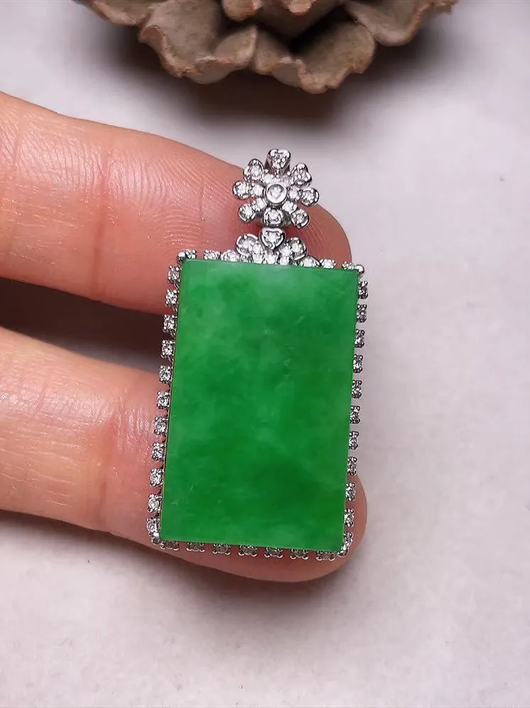 冰糯种阳绿平安无事牌吊坠、真金真钻镶嵌，种水好，玉质细腻 .裸石尺寸 22.0*14.0