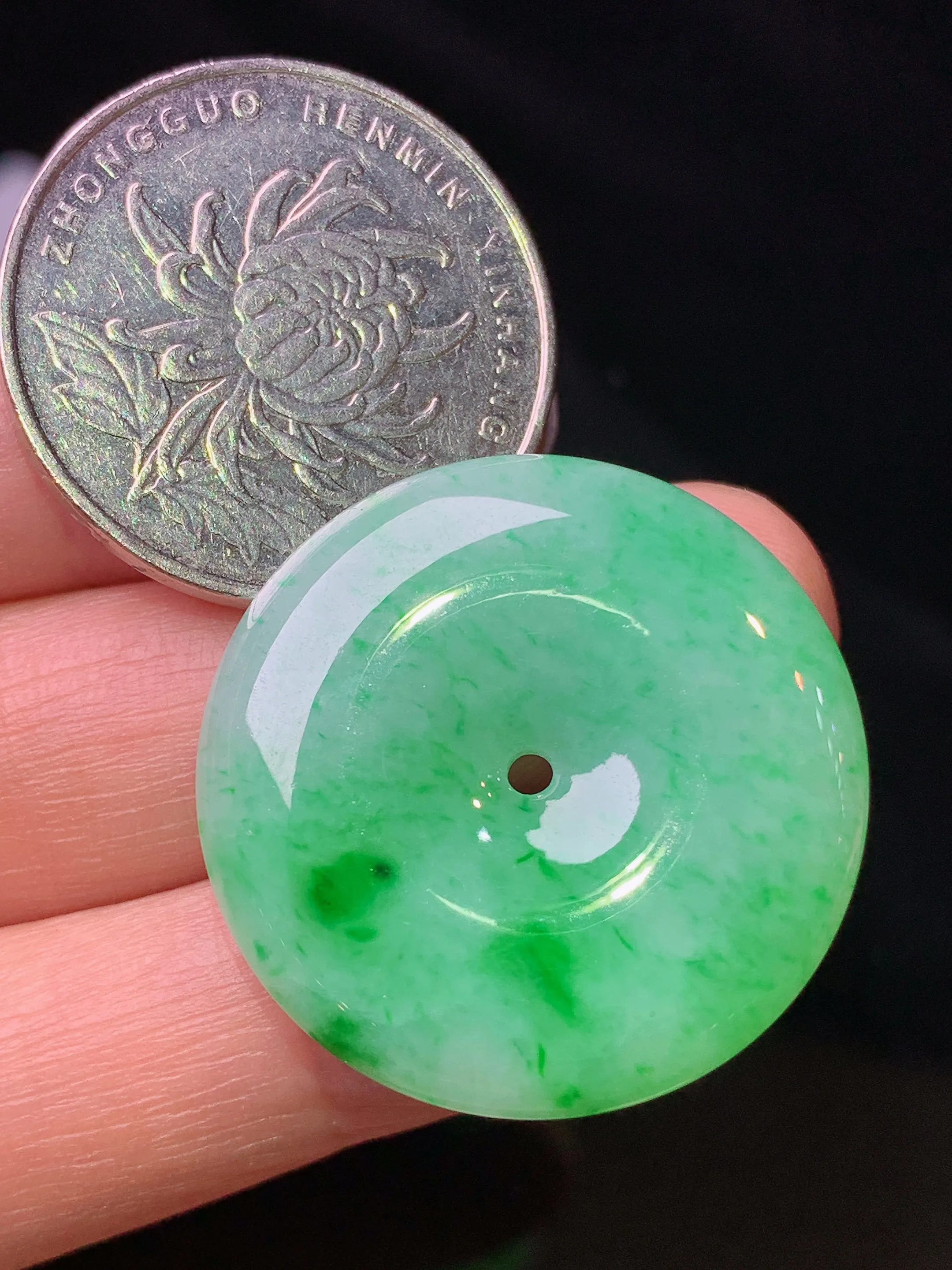 翠绿平安扣吊坠 玉质细腻 色泽艳丽清新 整体尺寸 27.8*5.7