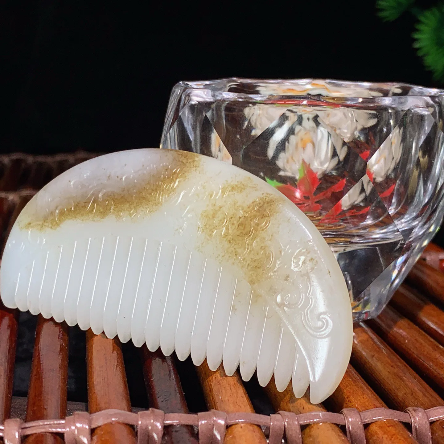 新疆和田玉且末糖梳子。尺寸83/39/7重38克。玉质细腻油润。手推出油。佩戴高端典雅。lt2601