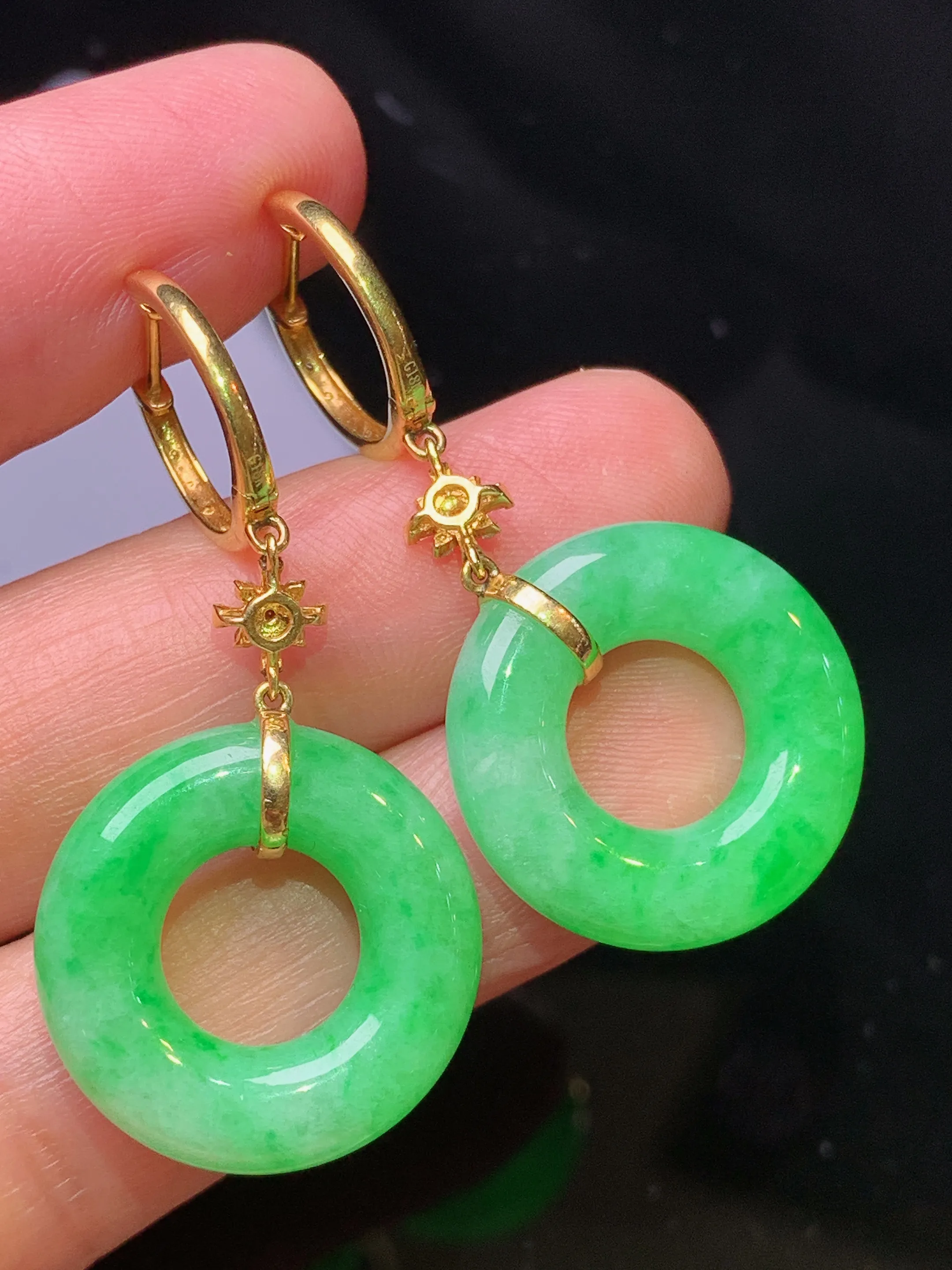 18k金钻镶嵌翠绿平安环耳坠 玉质细腻 色泽艳丽清新 整体尺寸 39.8*19.5*5