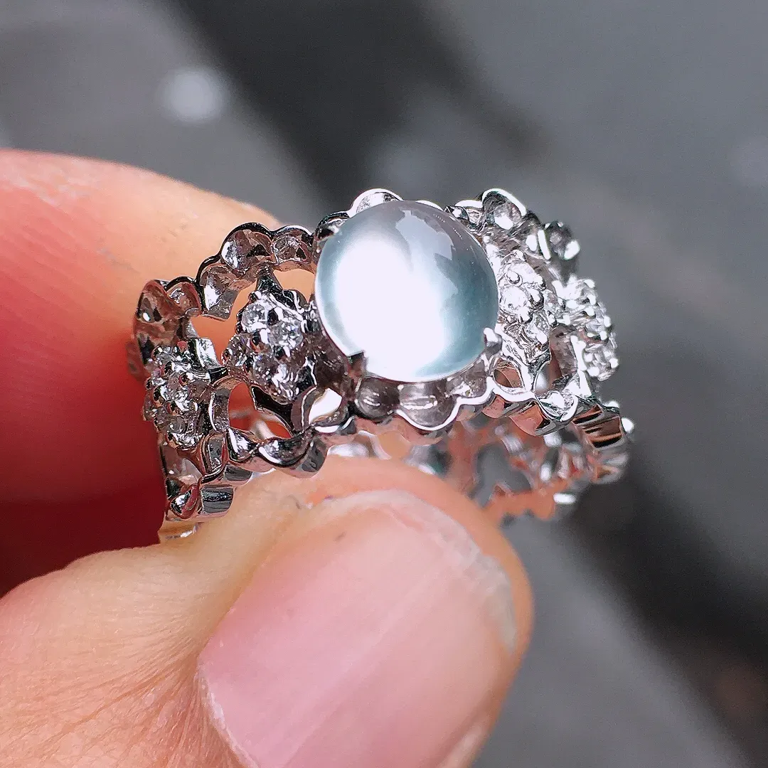 玻璃种蛋面戒指，玉质细腻，荧光感超
强，饱满圆润，尽显优雅气质，18k
金豪华镶嵌