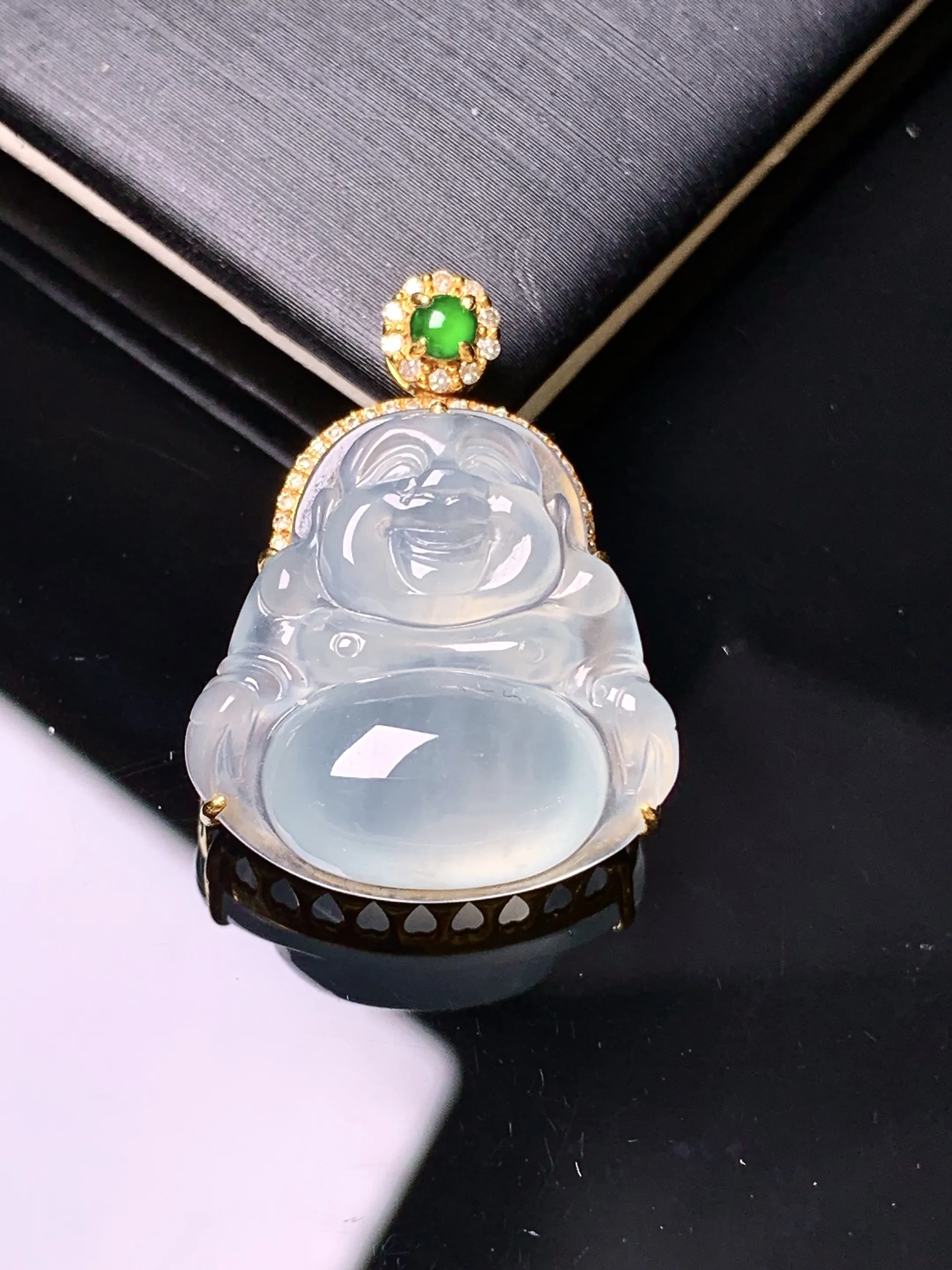 18k金钻镶嵌冰种佛公吊坠 玉质细腻 色泽艳丽清新 整体尺寸25.8*19*9.3