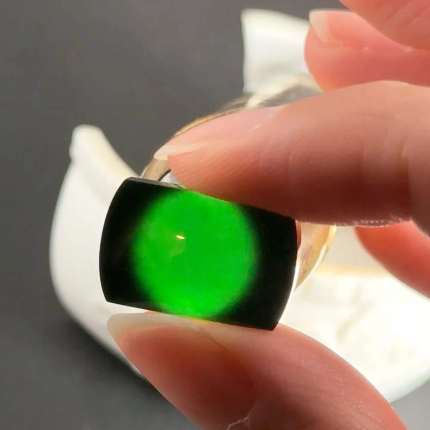 精品墨翠马鞍裸石 种好色正 黑度极好 打灯通透 油性十足 尺寸19.2