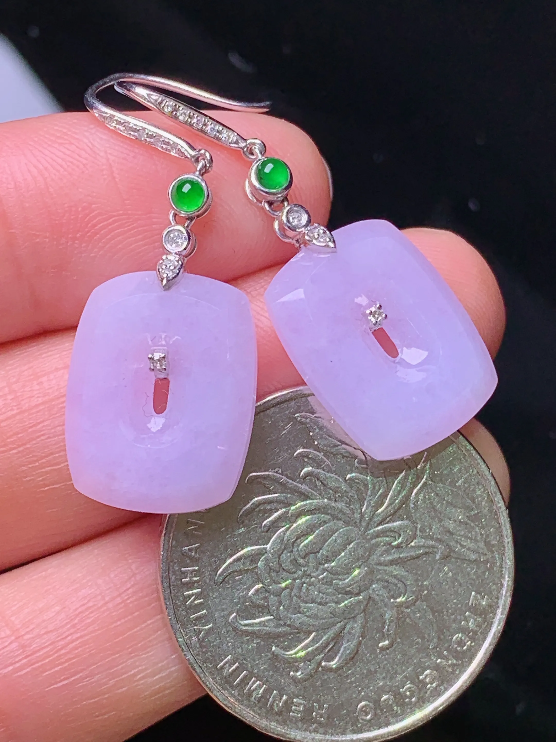 18k金钻镶嵌紫罗兰平安扣耳坠 玉质细腻 色泽艳丽清新 整体尺寸34.6*12.5*3.8