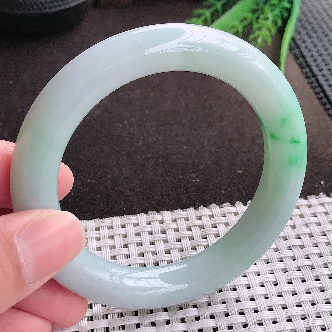 实拍A货翡翠56/11老坑冰润飘绿圆条手镯翡翠玉镯