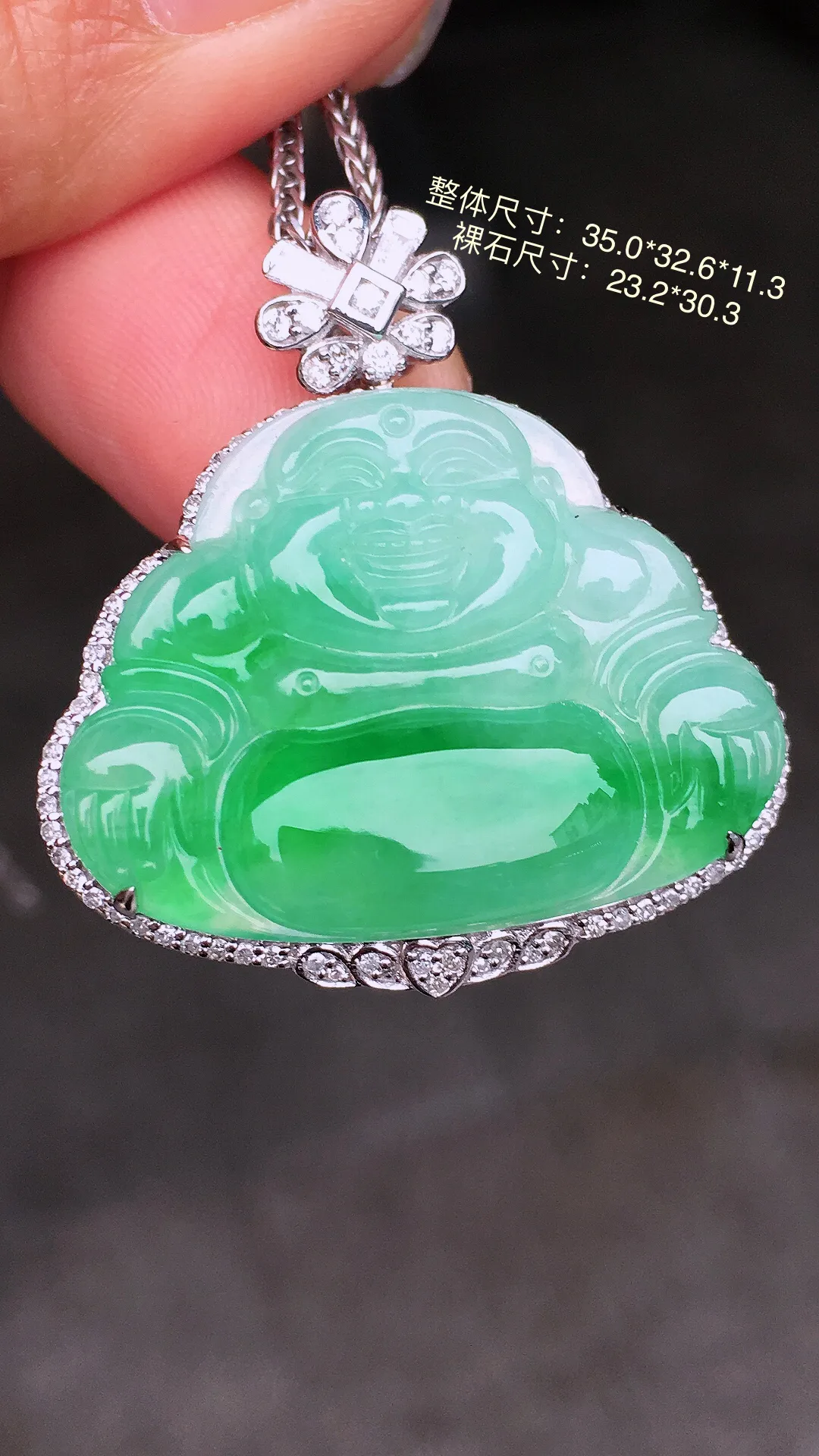 飘绿吊坠，色泽艳丽，玉质细腻，荧光感超
强，饱满圆润，尽显优雅气质，18k
金豪华镶嵌