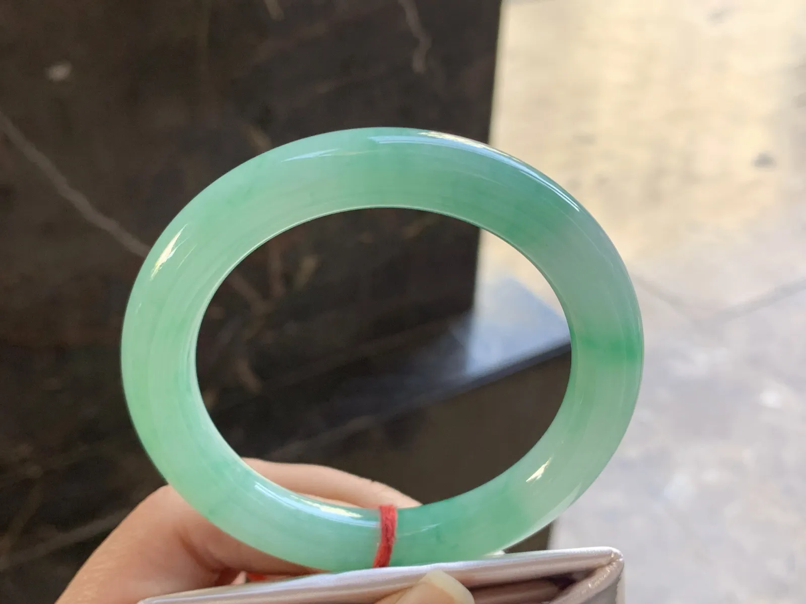 56.5-10.5

阳绿色圆条手镯^_^玉质温润 色阳