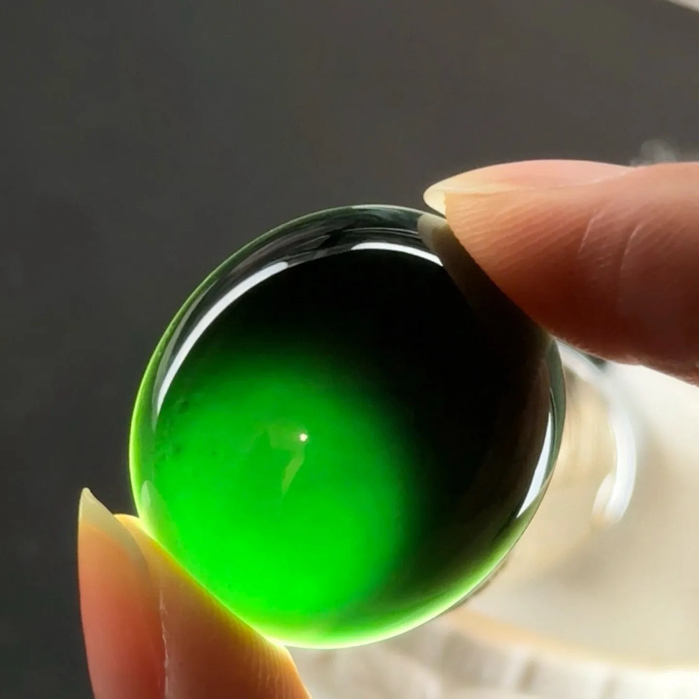 精品墨翠蛋面裸石 种好色正 黑度极好 打灯通透 油性十足 尺寸28.2