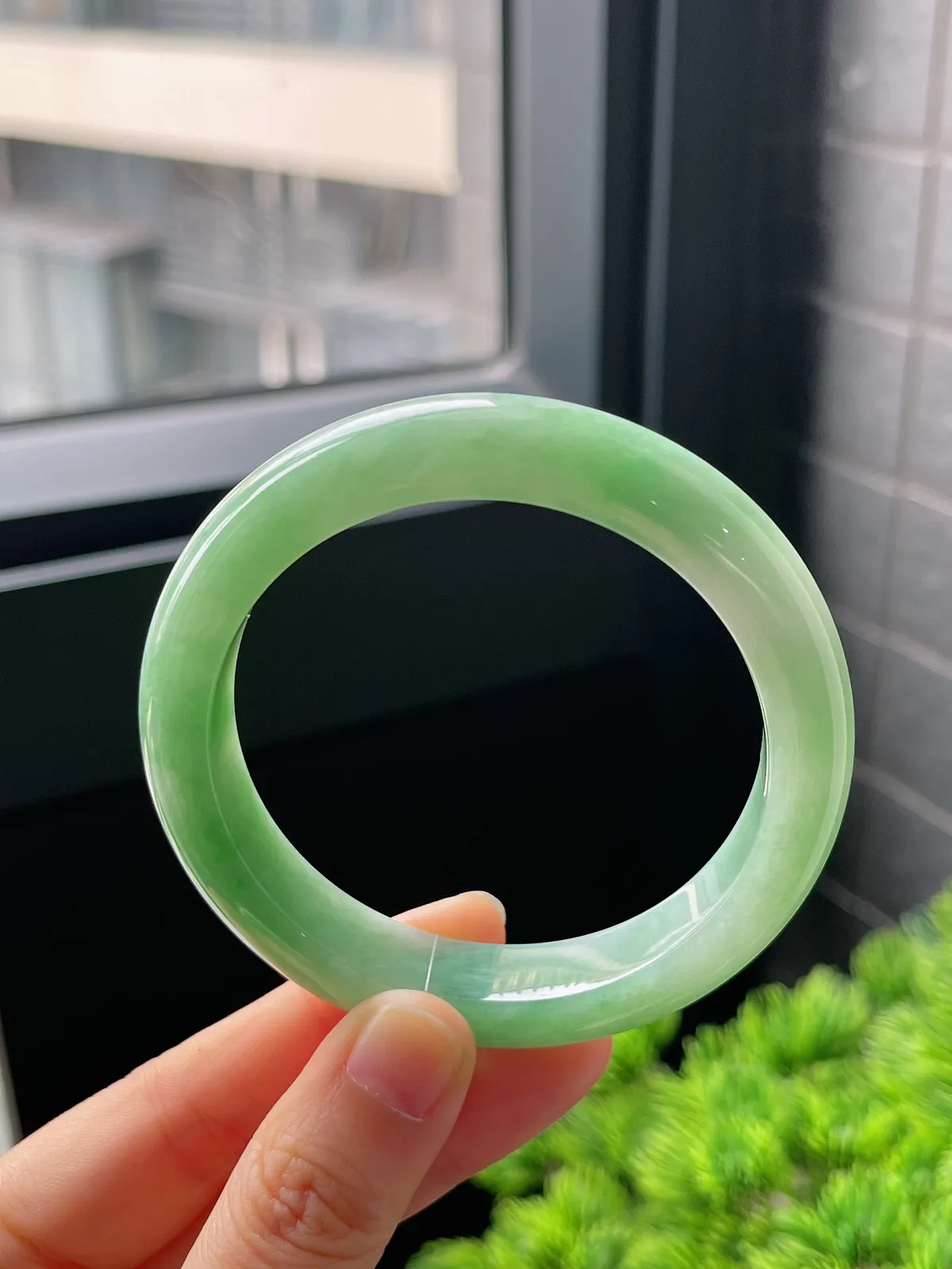 正圈55.8圈口，翡翠糯化种飘绿手镯