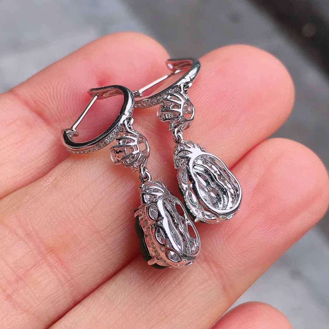 阳绿葫芦耳坠，色泽均匀艳丽，玉质细腻，荧光感超
强，饱满圆润，尽显优雅气质，18k
金豪华镶嵌