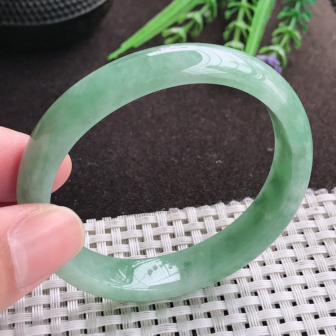 实拍A货翡翠53.5/47.5/12.2/7老坑秀气温润满绿贵妃手镯宽边翡翠玉镯