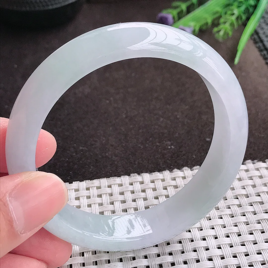 实拍A货翡翠59/14.3/8.1老坑秀气冰润月光白手镯宽边翡翠玉镯