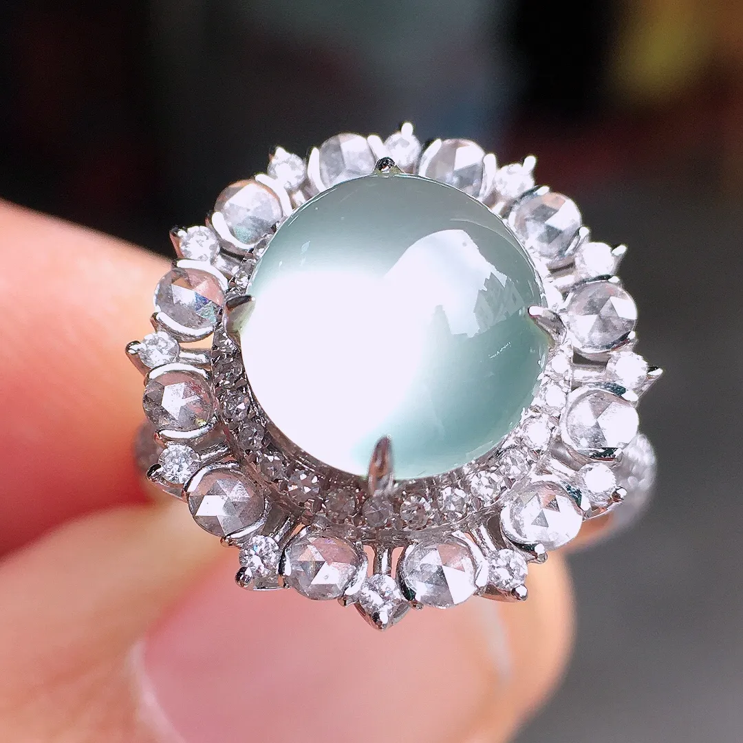 冰种蛋面戒指，玉质细腻，荧光感超
强，饱满圆润，尽显优雅气质，18k
金豪华镶嵌