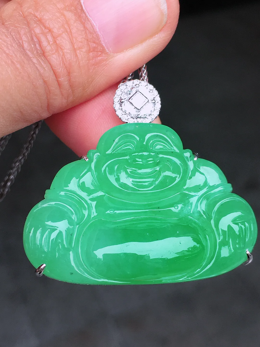 阳绿佛公吊坠，色泽均匀艳丽，玉质细腻，荧光感超
强，饱满圆润，尽显优雅气质，18k
金豪华镶嵌