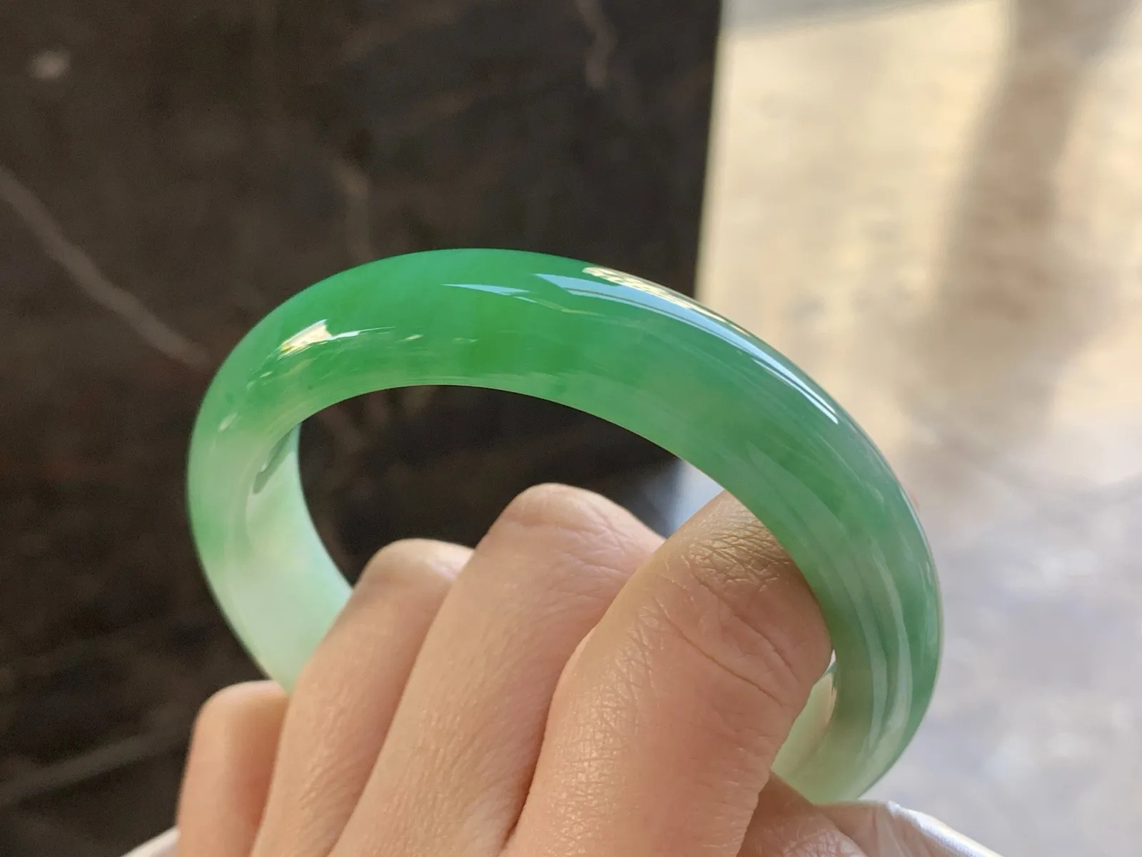 56-12.6-8.3

浓绿色手镯^_^鲜艳 玉质温润 底妆细腻