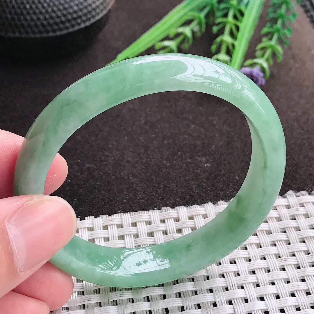 实拍A货翡翠53.5/47.5/12.2/7老坑秀气温润满绿贵妃手镯宽边翡翠玉镯