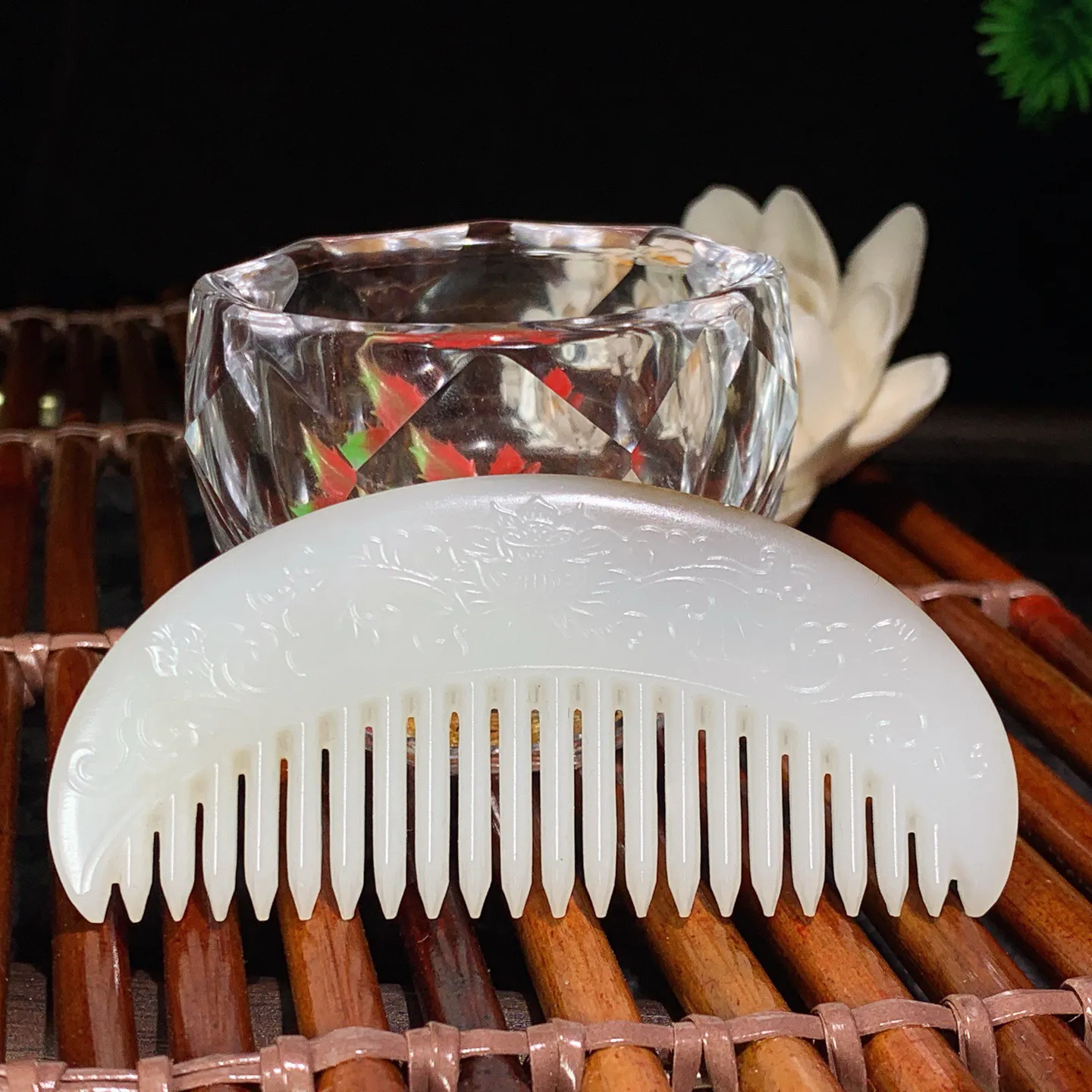 新疆和田玉且末糖梳子。尺寸83/39/7重38克。玉质细腻油润。手推出油。佩戴高端典雅。lt260122