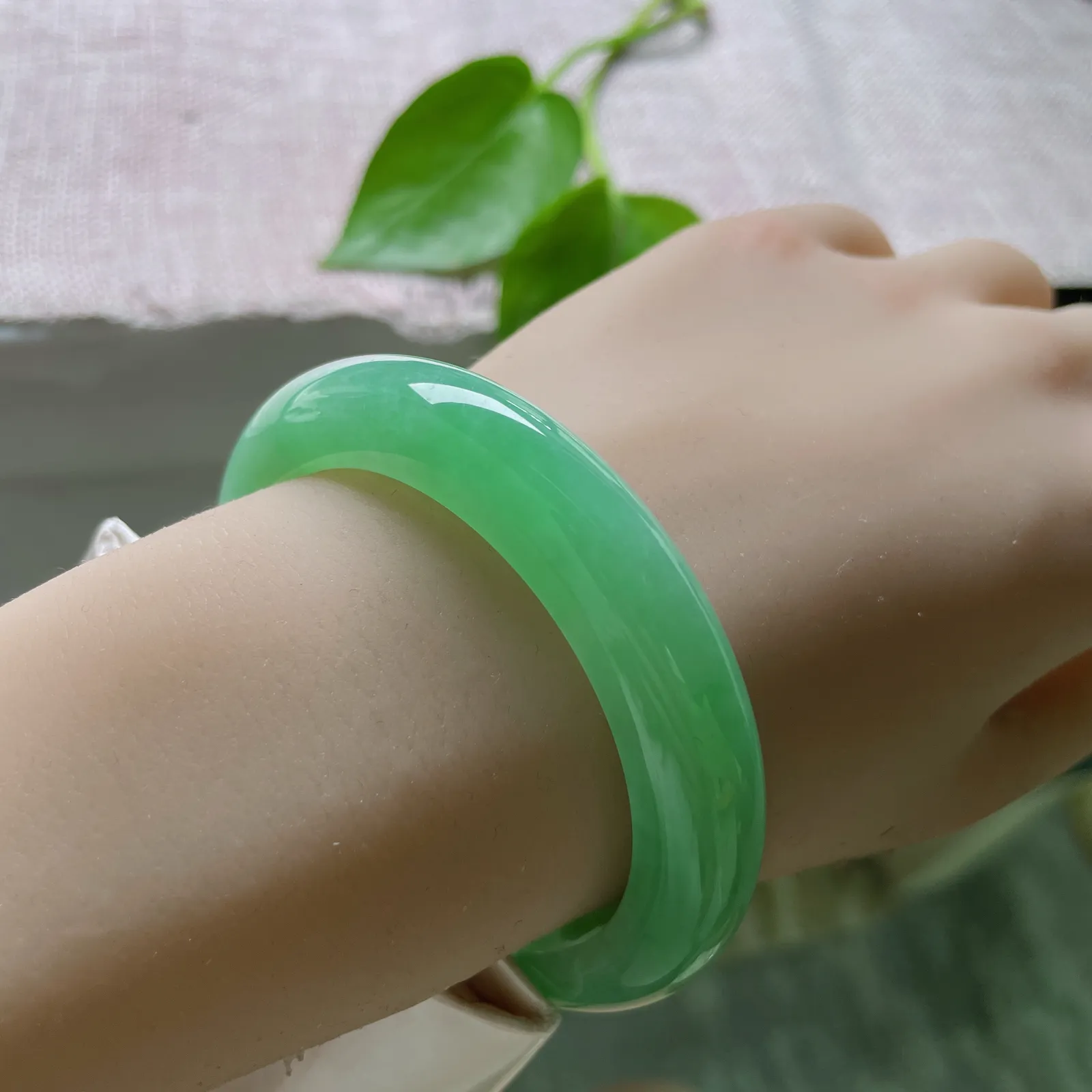 53.1/11.5/9.2绿底正圈，水润细腻，翠色伊人，郁郁葱葱，生机勃勃～