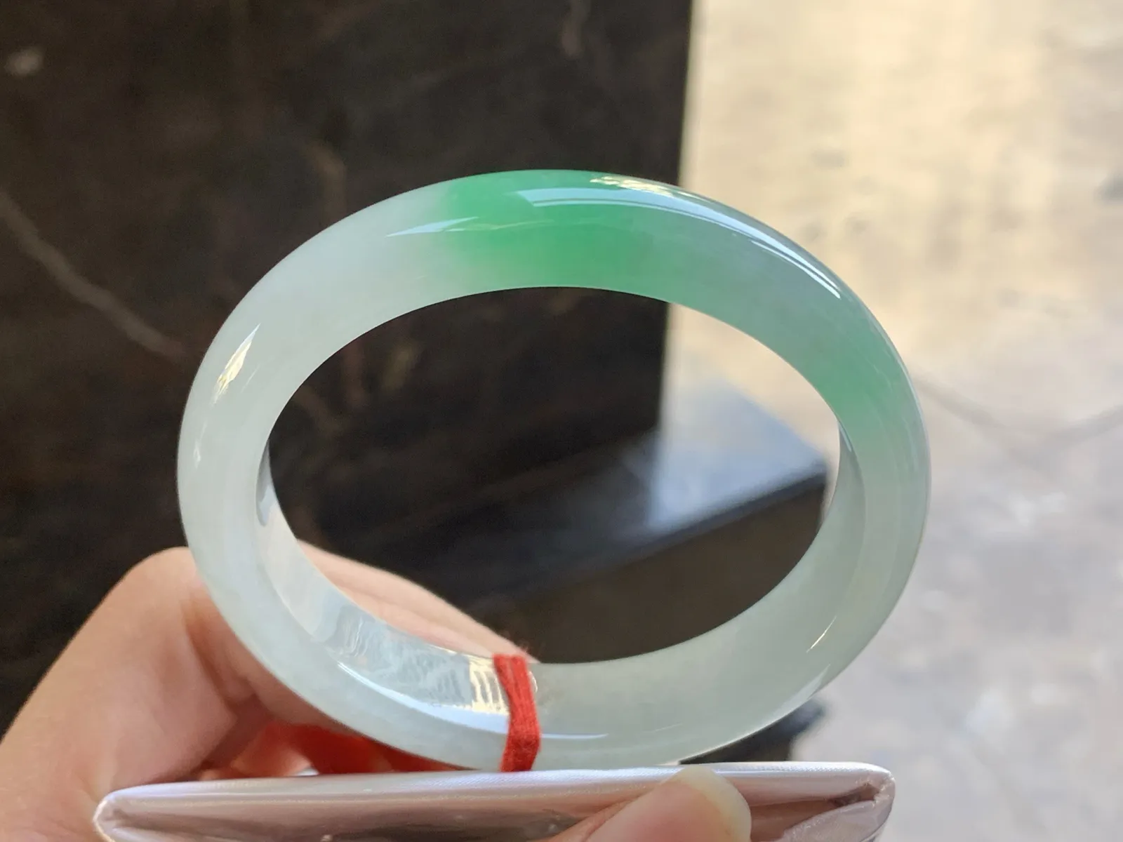 55-13.5-8

阳绿色贵妃手镯^_^玉质温润 色阳细腻 正圈52 53可以带