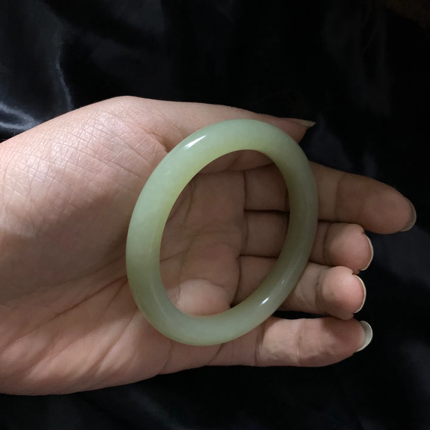 56圈口和田玉黄口料手镯【挽间柔情】，和田玉56圈口黄口料手镯，镯型古朴典雅。在诗情画意的雨巷相遇，