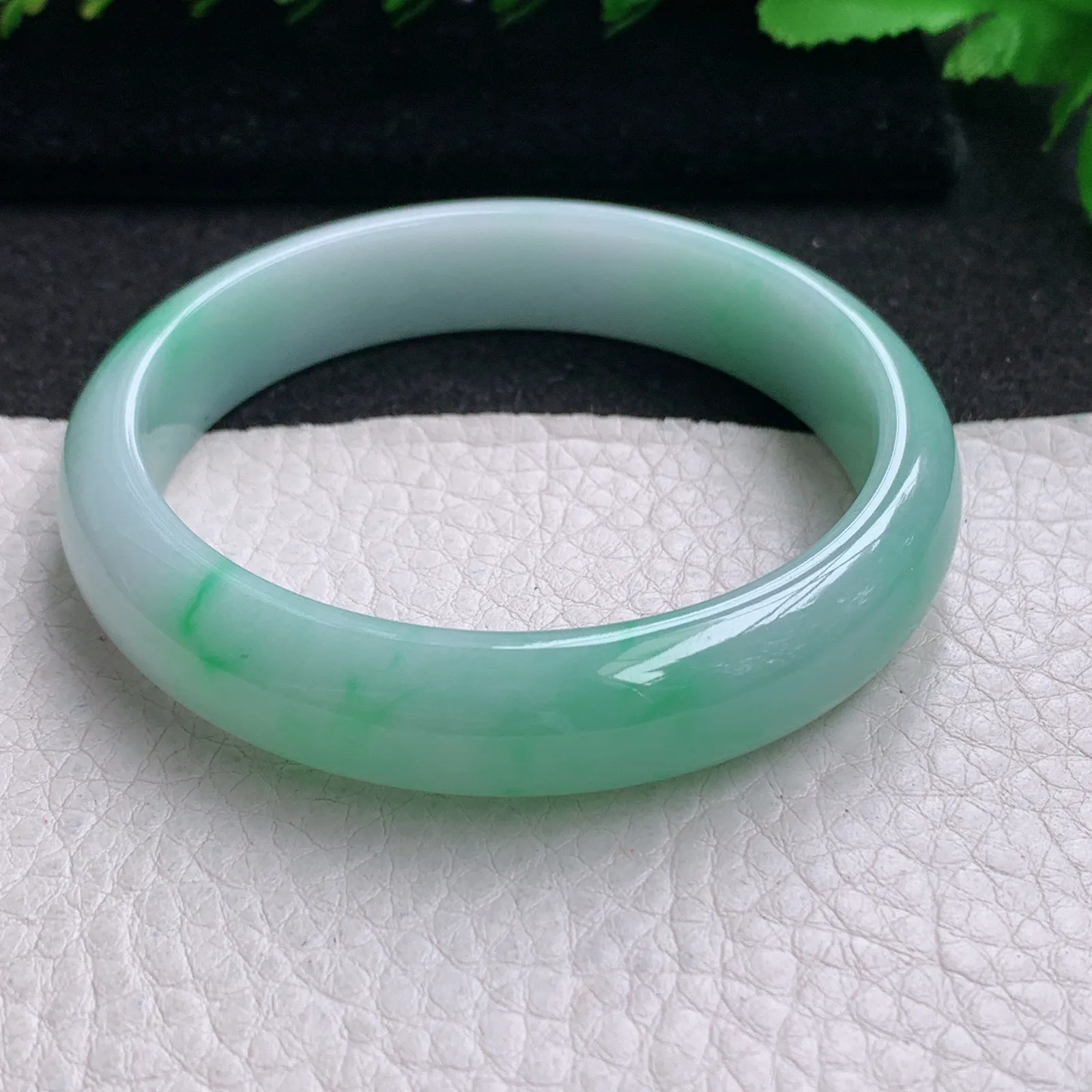 js实拍55*12.3*7平安镯 缅甸翡翠精美晴美飘绿宽边玉手镯 玉手环