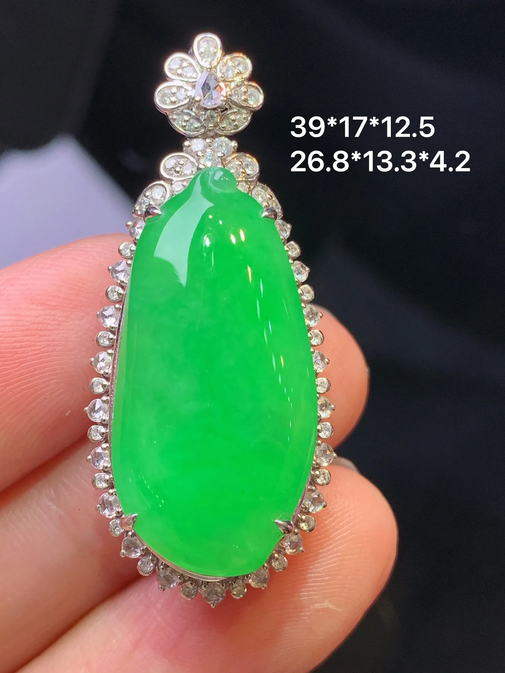 18k金钻镶嵌翠绿福瓜吊坠 玉质细腻 色泽艳丽清新 整体尺寸39*17*12.5