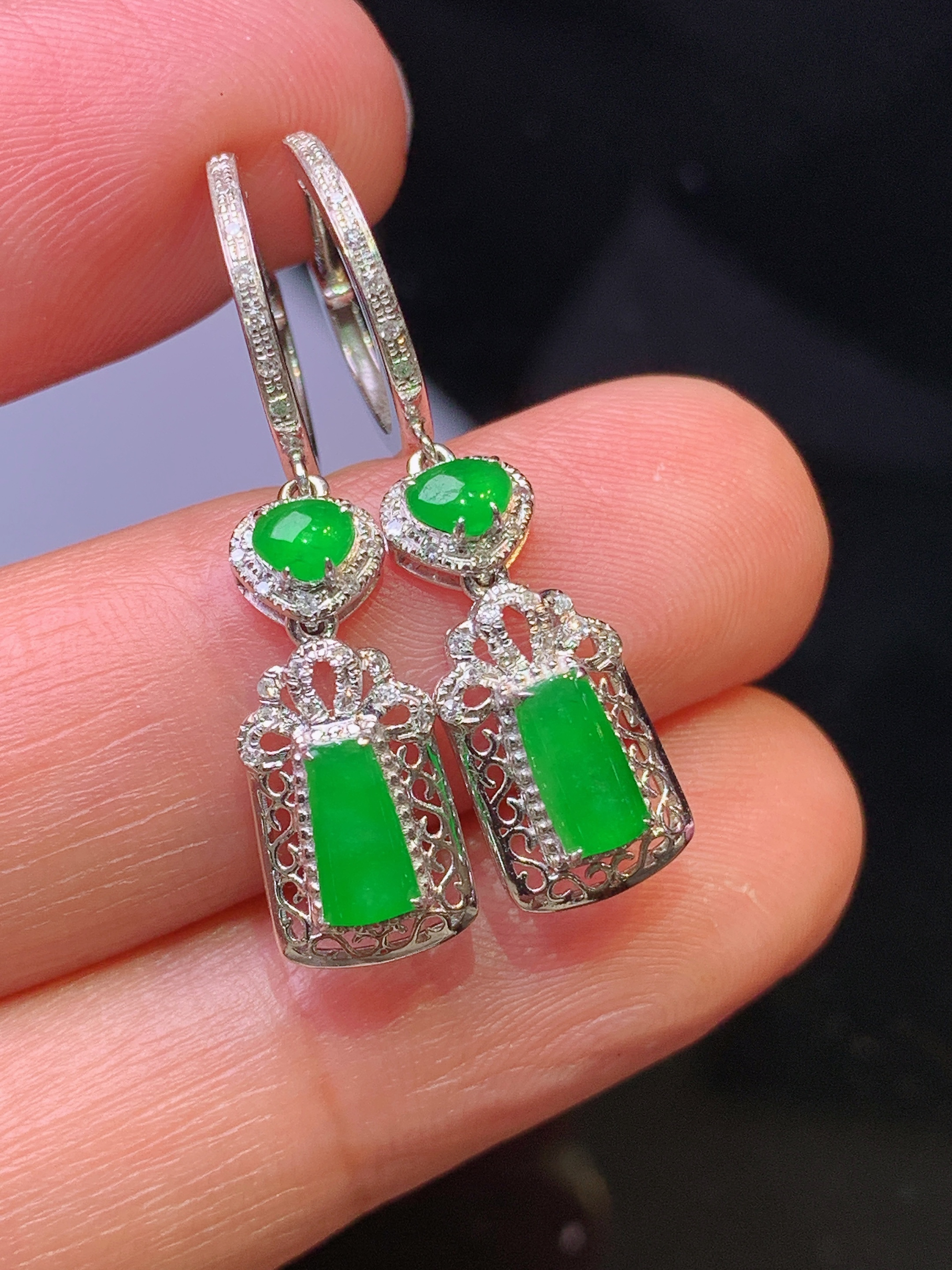 18k金钻镶嵌满绿玉柱耳坠 玉质细腻 色泽艳丽清新 整体尺寸30.5*7.2*4.6