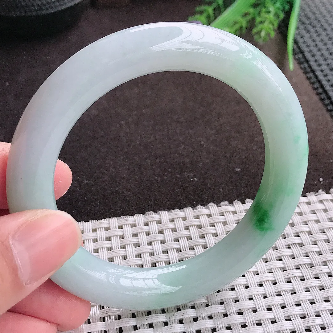 实拍A货翡翠56/11老坑冰润飘绿圆条手镯翡翠玉镯