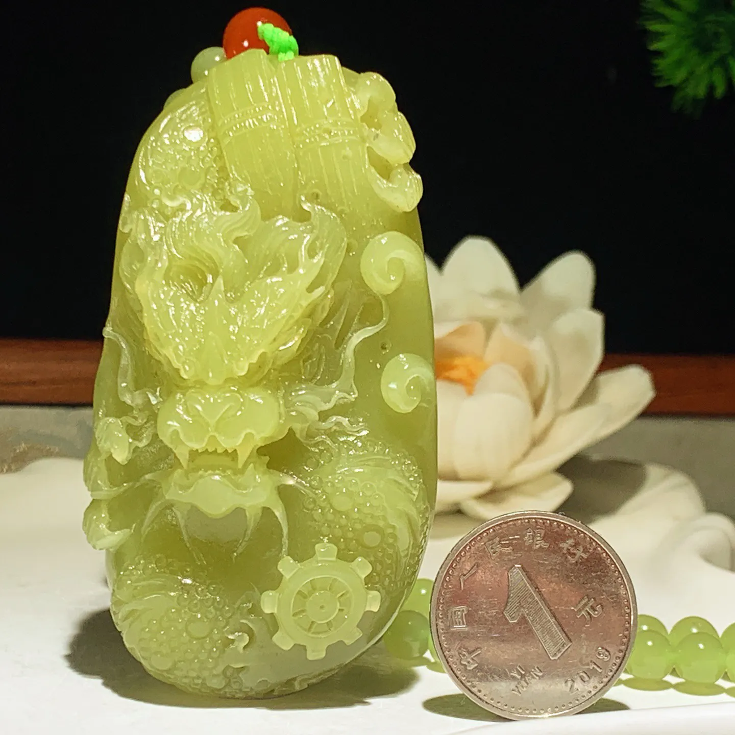 新疆若羌黄口料龙佑一方把件 尺寸70/37/24重128克。玉质细腻油润。手推出油。佩戴高端典雅。lt260122