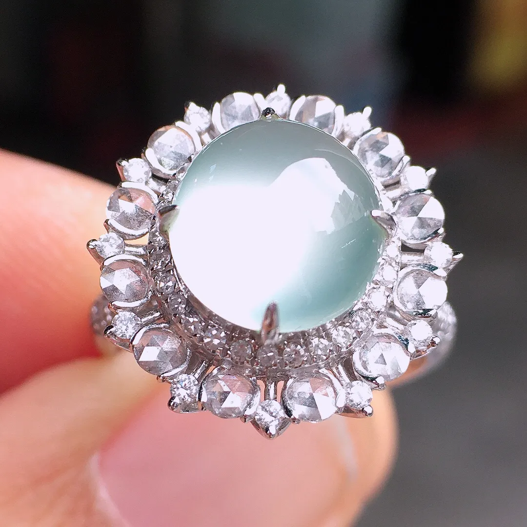 冰种蛋面戒指，玉质细腻，荧光感超
强，饱满圆润，尽显优雅气质，18k
金豪华镶嵌