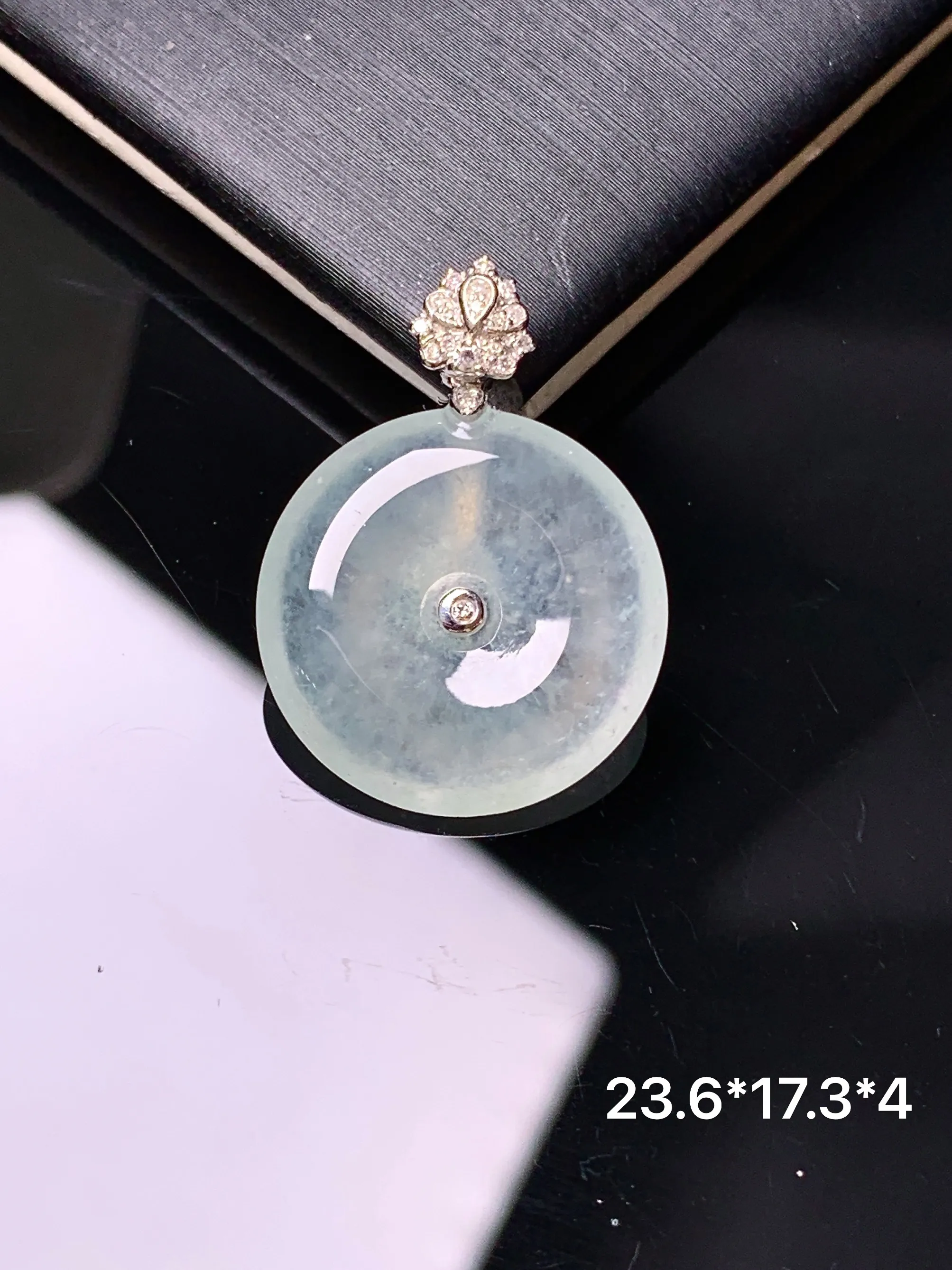 18金钻镶嵌冰种平安扣吊坠 玉质细腻 色泽清新艳丽 整体尺寸23.6*17.3*4