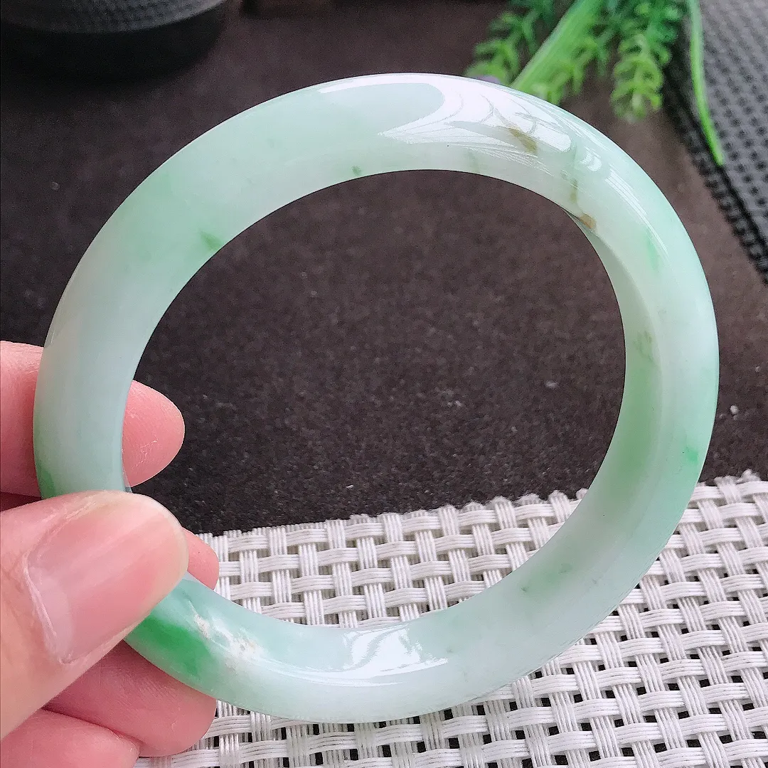 实拍A货翡翠61/12.2/9大圈口老坑精美飘阳绿手镯宽边翡翠玉镯