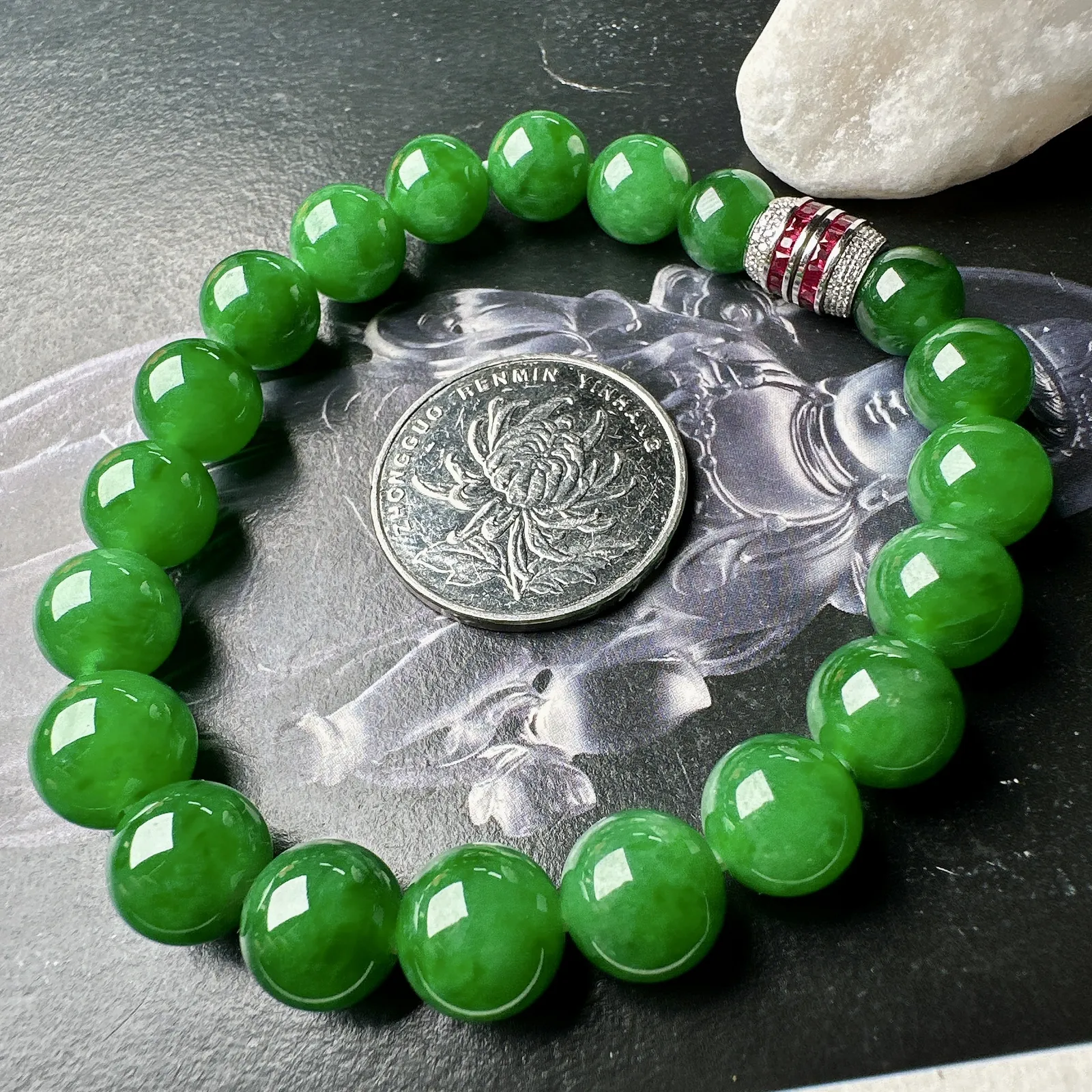 【冰种满绿圆珠手串】辣绿色泽，冰感十足，通透闪亮，颜色很艳丽，收藏品质，推荐入手。直径8.4-10.6之间