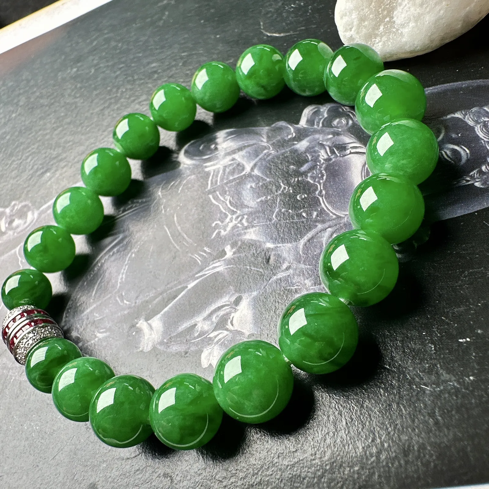 【冰种满绿圆珠手串】辣绿色泽，冰感十足，通透闪亮，颜色很艳丽，收藏品质，推荐入手。直径8.4-10.6之间