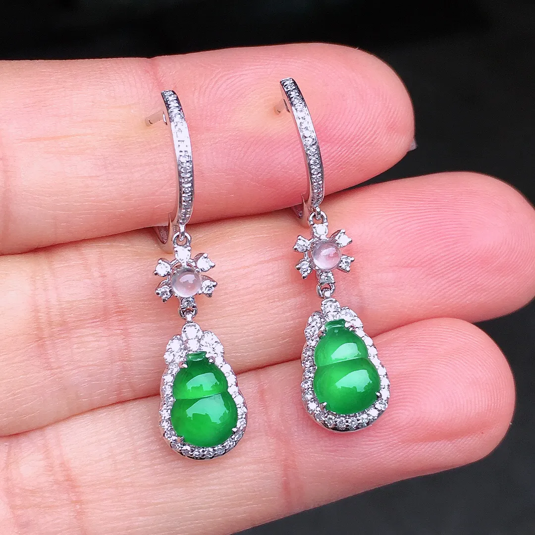 阳绿葫芦耳坠，色泽均匀艳丽，玉质细腻，荧光感超
强，饱满圆润，尽显优雅气质，18k
金豪华镶嵌