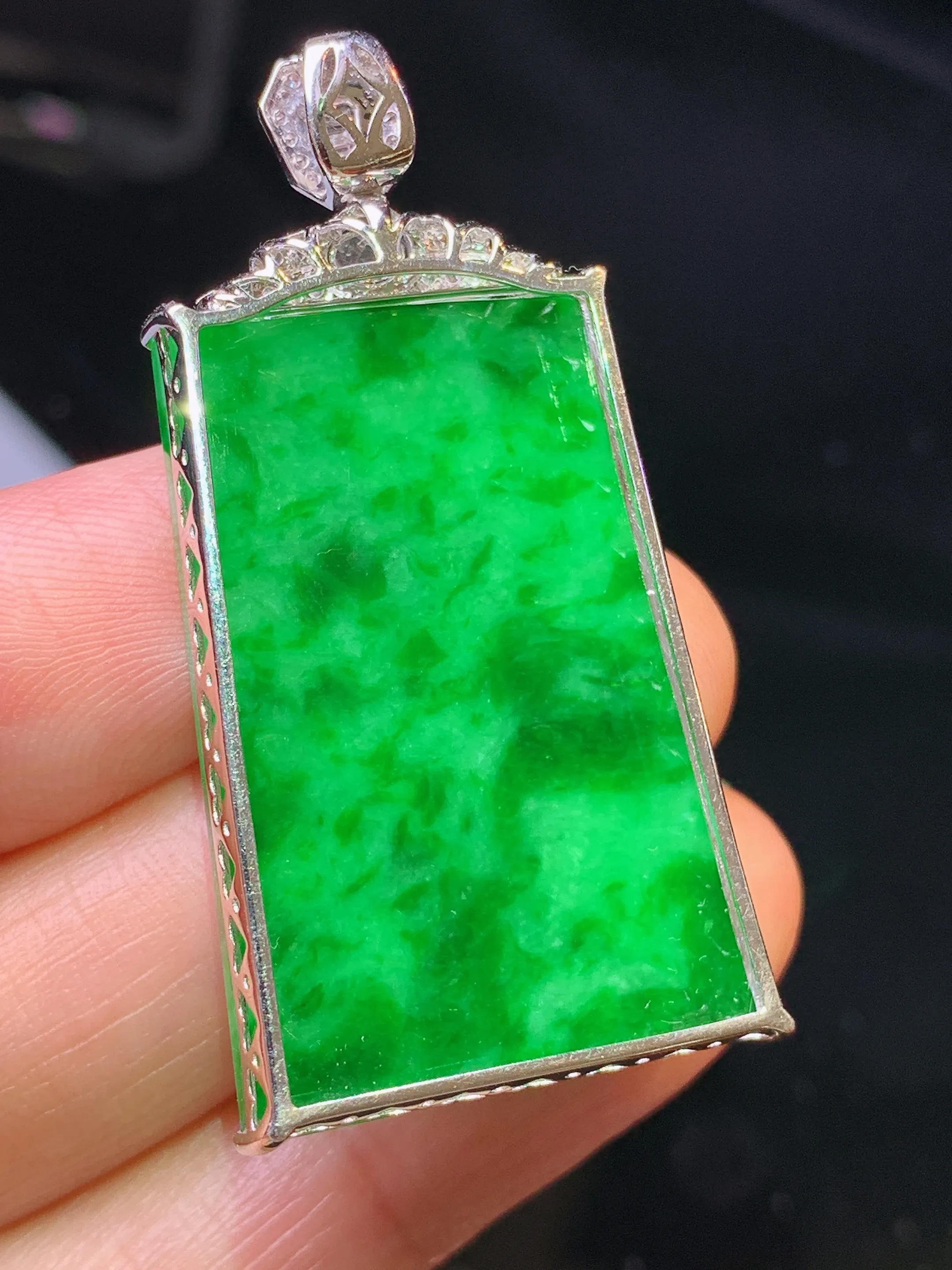 18k金钻镶嵌翠绿无事牌吊坠 玉质细腻 色泽艳丽清新 整体尺寸 43.6*22*5.2