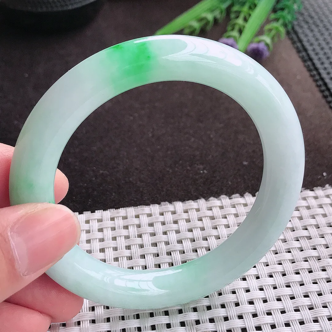 实拍A货翡翠56/10.5/10.7老坑冰润水灵飘阳绿圆条手镯翡翠玉镯