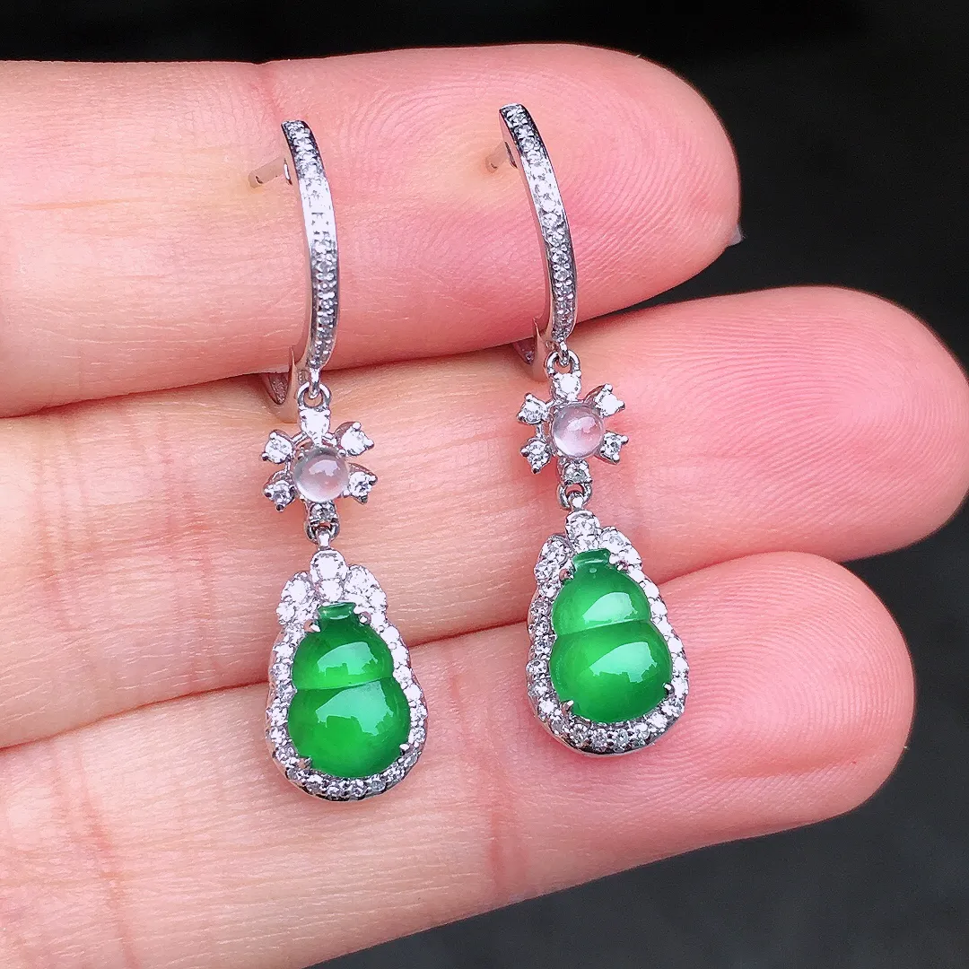 阳绿葫芦耳坠，色泽均匀艳丽，玉质细腻，荧光感超
强，饱满圆润，尽显优雅气质，18k
金豪华镶嵌