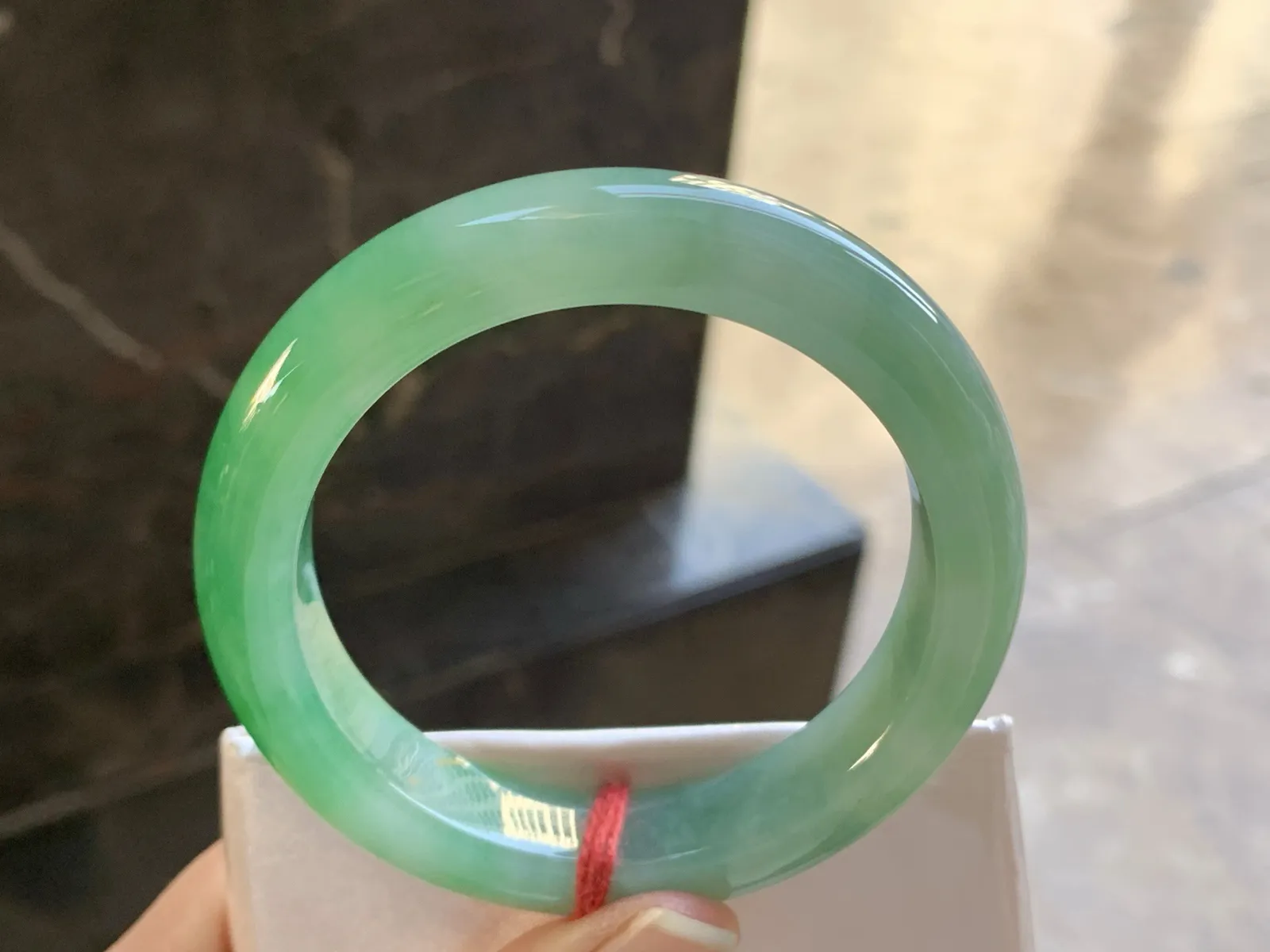 54-12.5-9.3

带色手镯^_^鲜艳 玉质温润 细腻