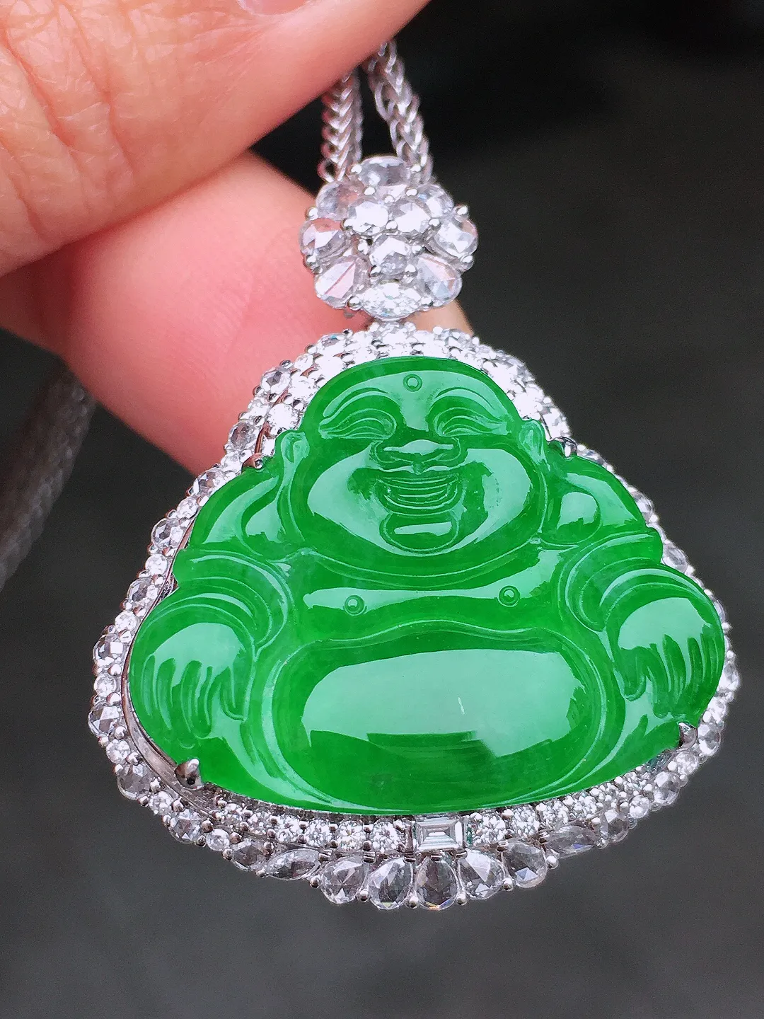 阳绿佛公吊坠，色泽均匀艳丽，玉质细腻，荧光感超
强，饱满圆润，尽显优雅气质，18k
金豪华镶嵌