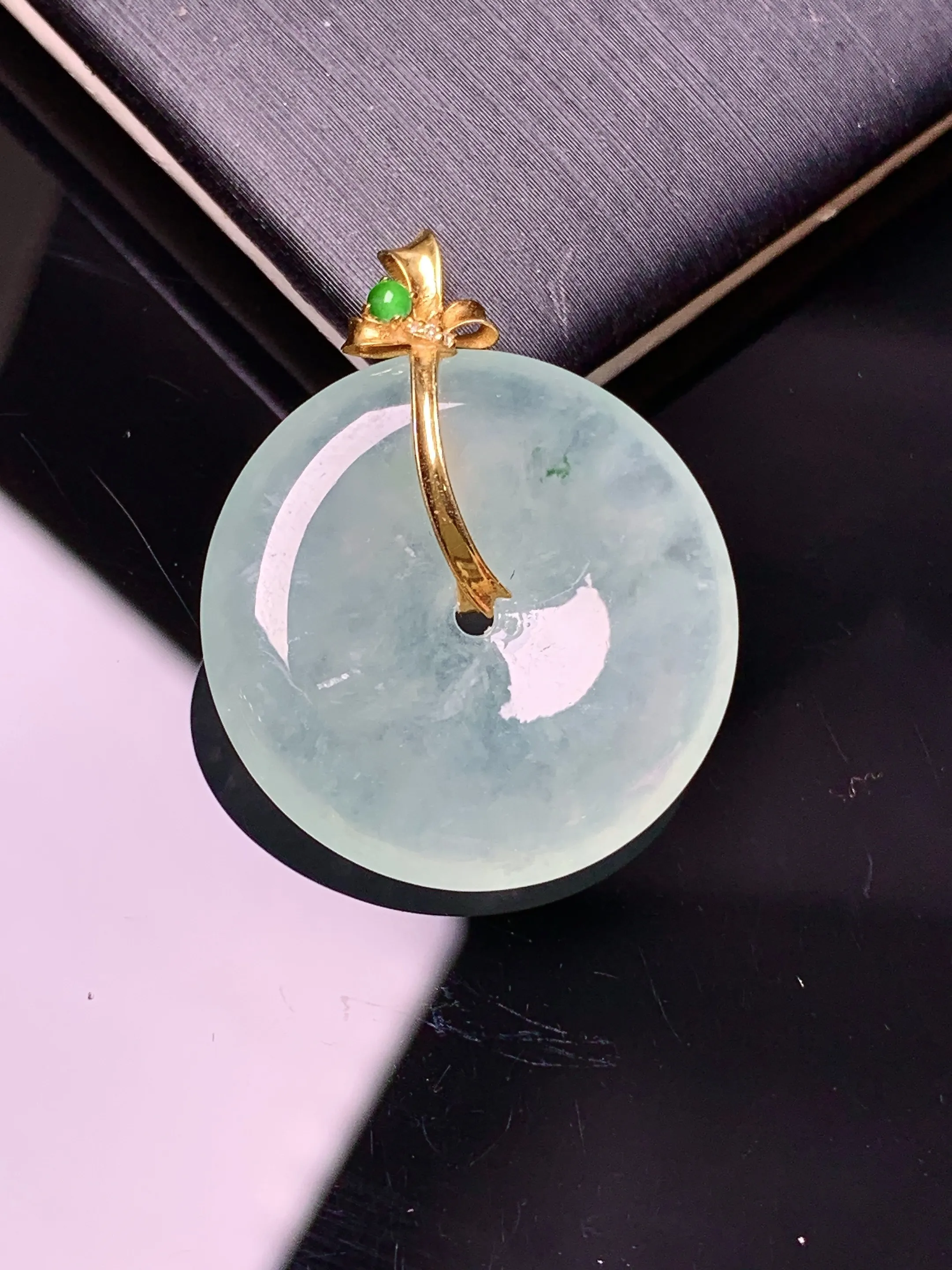 18金镶嵌冰种平安扣吊坠 玉质细腻 色泽清新艳丽 整体尺寸27.7*22.2*4.2